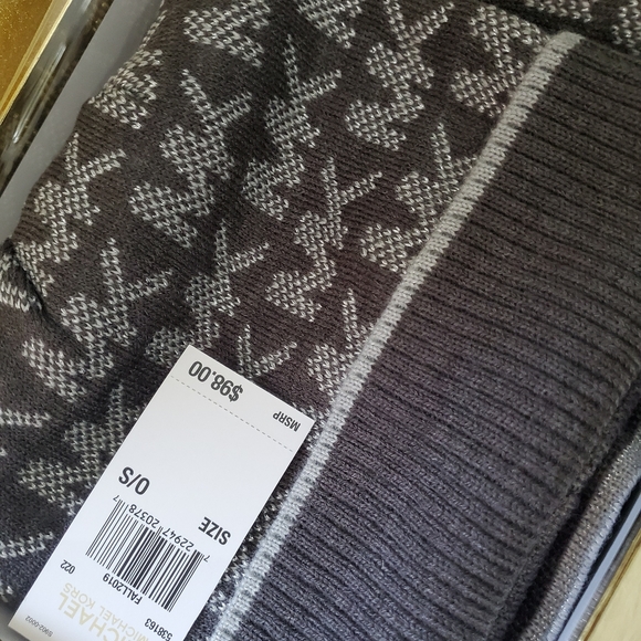 Michael Kors hat and scarf set - Picture 3 of 7